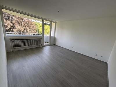 Wohnung mit Balkon ist frei, melden Sie sich bei uns!