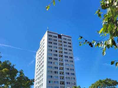 WEITBLICK! Frisch modernisierte Wohnung an den "Gärten der Welt" mit neuem Wannenbad