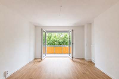 Nachmieter gesucht: Schicke 2-Raum-Wohnung mit Flügeltüren