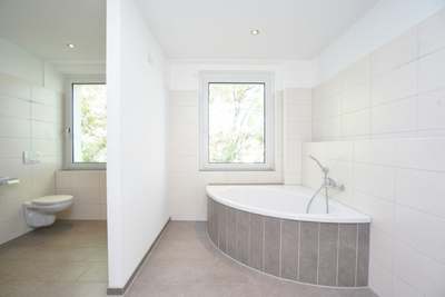 Wanne & Dusche / Balkon / Gute Lage · frei ab 07.08.2026