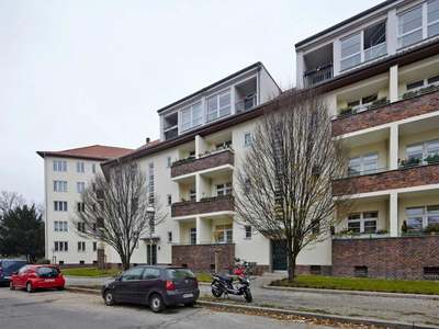 Helle Dachgeschosswohnung in Tempelhof- WBS 140 erforderlich!
