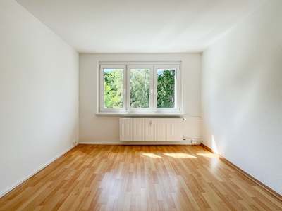 2 Warmmieten geschenkt*: Renovierte Wohnung mit Balkon in ruhiger Umgebung genießen