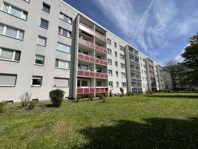 2 Raum im EG mit Balkon · frei ab 30.09.2026