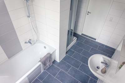 Große 3-Zimmer-Wohnung mit Dusche und Wanne