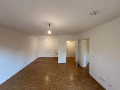 Terrassenwohnung mit 1,5 Zimmern und Parkett in München · frei ab 01.10.2026