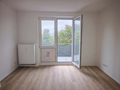 Komplett modernisierte 4-RW mit Balkon im sanierten Wohnblock