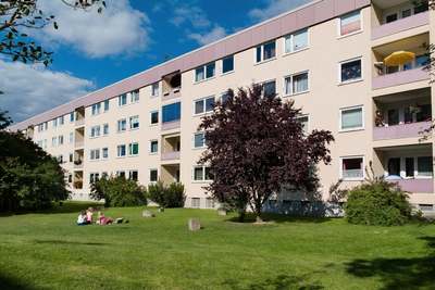 3 Zimmer mit ca. 25m² großem Wohnzimmer · frei ab 01.10.2026