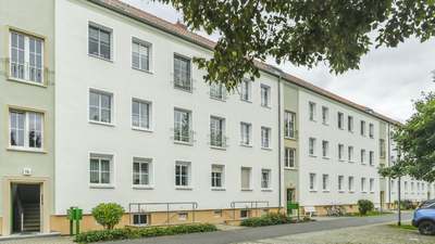 2-Raumwohung mit Badewanne, Dusche, Balkon und PkW-Stellplatz in zentraler Altstadt