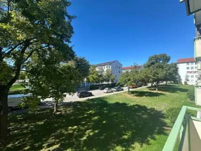 Sonniger Balkon mit Blick ins Grüne – 2-Zimmer-Wohnung in München, Weißenseestraße · frei ab 15.10.2026