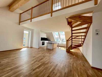 Wohntraum im Dachgeschoss: 4,5 Zimmer, Galerie und ein toller Blick auf den Olympiaturm!