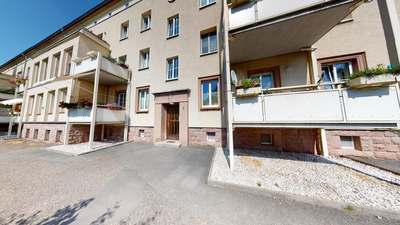 Hier lädt ein großer Balkon zum Verweilen ein