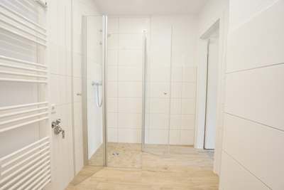Schickes Wannenbad mit Dusche I Aufzug & Balkon · frei ab 15.06.2026