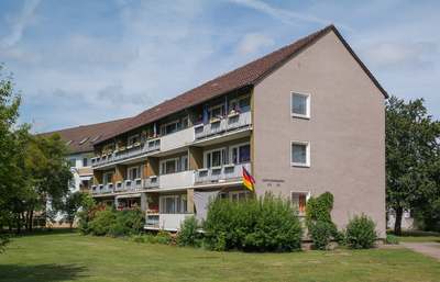 Stadtnah wohnen: 2‑Zimmer‑Wohnung mit Loggia, erreichbar von Wohn- und Schlafzimmer · frei ab sofort