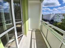 3 Raumwohnung mit Badewanne und Balkon