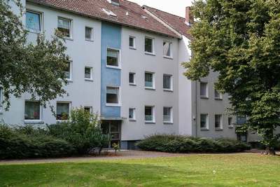 Erdgeschosswohnung in der Teichbreite mit drei Zimmern, Loggia, Tageslichtbad · frei ab 01.12.2026