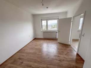 Teilsanierte, preiswerte Wohnung