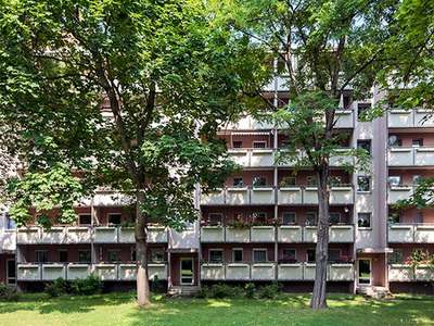 4-Zimmerwohnung in oberster Etage mit Aufzug und Balkon freut sich auf nette Mieter!
