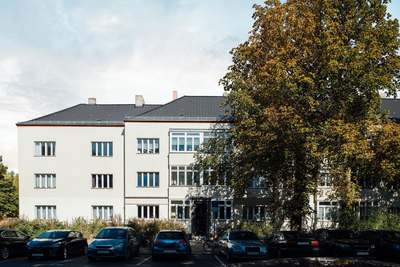 Gemütliche 2-Zimmer-Wohnung mit Dielenboden und Loggia sucht neue