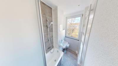 NEU saniert - Duschaufsatz aus Echtglas - Deckenspots - 7m² großer Balkon