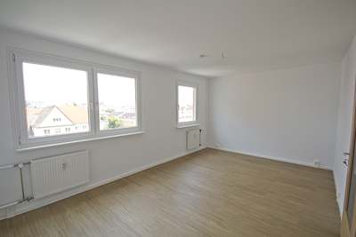 2 Räume in zentraler Lage und schöner Aussicht über die Stadt!