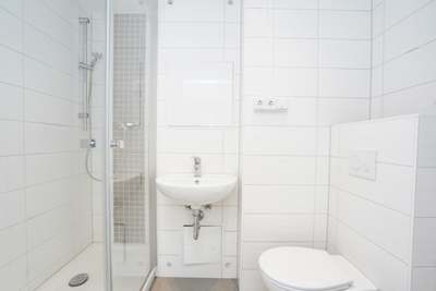 Balkon / Modernes Bad mit Dusche · frei ab 01.10.2026