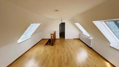 Paare aufgepasst: Helle Maisonette Wohnung in Hassels! · frei ab 31.07.2026