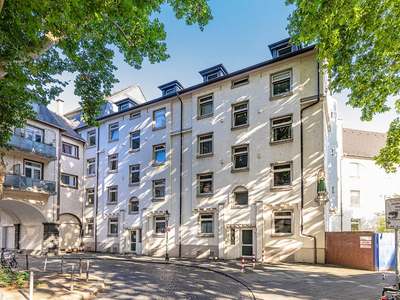 Hier wird saniert: Großzügige 2-Zimmer-Wohnung in Derendorf mit Balkon