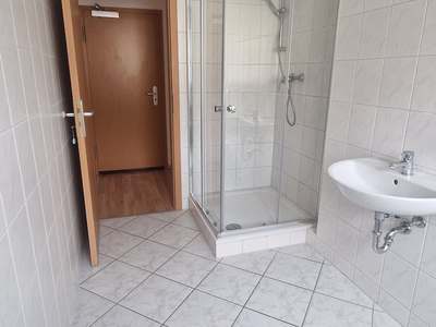 2 Zimmer mit Balkon und Dusche