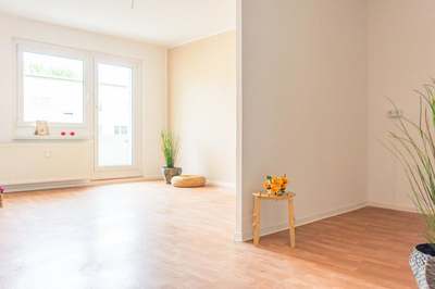 Hier lädt ein großer Wohn-/Essbereich zum Verweilen ein