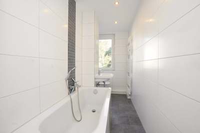 Modernes Bad mit Fenster / Wanne · frei ab 09.10.2026