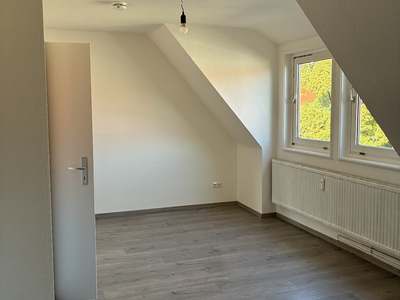Endlich raus aus dem Elternhaus - frisch renovierte 2-Zimmer-Dachgeschosswohnung