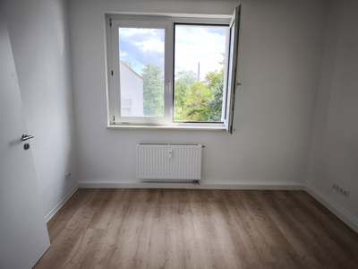 Komplett modernisierte 4-RW mit Balkon im sanierten Wohnblock