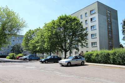 Familienfreundliches Wohnen: Balkon, moderne Küche und ruhige, grüne Umgebung