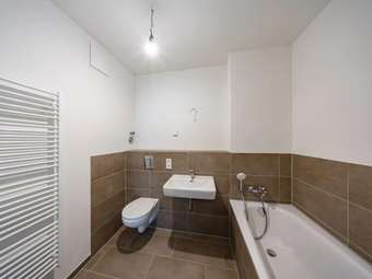 Geräumige Wohnung im Neubauerstbezug mit südseitiger Dachterrasse und zwei Bädern
