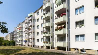 Zentrumsnah - Schicke Dreiraumwohnung mit Wanne und Balkon im Zentrum Nord · frei ab 31.08.2026