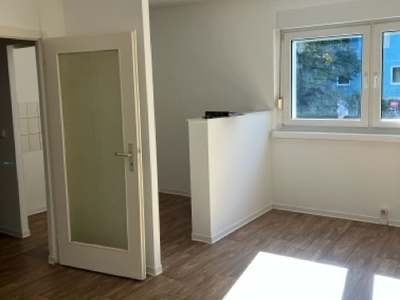 Bodenständig schön: Lichtdurchflutete 2-Zimmer-Wohnung im Erdgeschoss