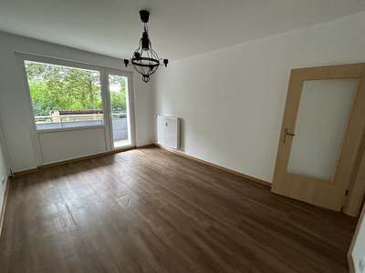 Schnell sein und Nachmieter werden! Helle 3-Zimmer-Wohnung im Erdgeschoss mit Balkon!