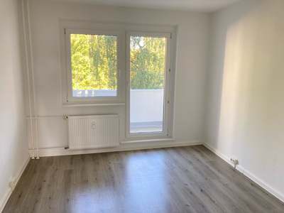 Drei Zimmer mit Balkon...!