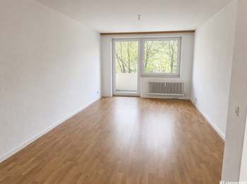 Helle 2 Zimmer Wohnung mit Balkon!