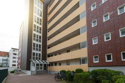 Mit Fahrstuhl, Hafenblick & verglastem Balkon! Renovierte 4-Zimmer-Wohnung in Bremerhaven-Lehe! · frei ab 01.09.2026 · Genossenschaft – Mitgliedschaft erforderlich · Genossenschaftsanteile 1.860,00 €