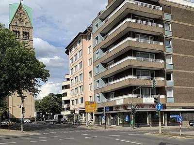 Großzügige 5-Zimmer Wohnung mit großem Balkon und viel Gestaltungspotenzial in Pempelfort