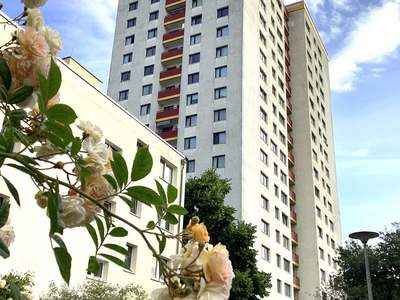 Frisch modernisierte Familienwohnung mit Balkon, Blick zum Fernsehturm und Abstellkammer