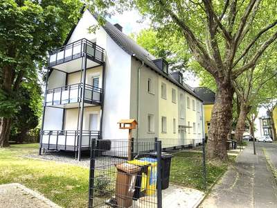 Schöne Wohnung: renovierte 3-Zimmer-Wohnung mit Balkon