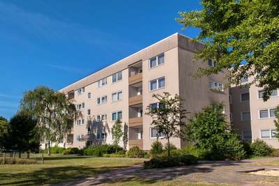 23 m² großes Wohnzimmer mit Loggia · frei ab 01.11.2026