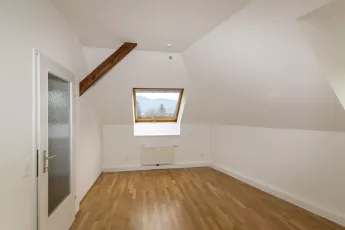Wunderschöne, teilsanierte Dachgeschoßwohnung