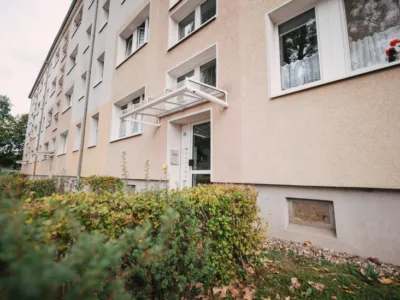 Lichtdurchflutete 3-Raumwohnung mit Blick in grünen Innenhof · frei ab 01.01.2027