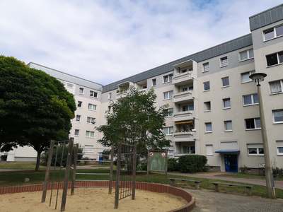 Familienglück im Hochparterre – Spielplatz vor der Tür