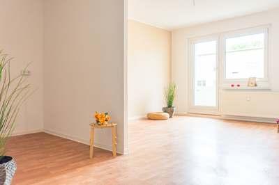 Familienwohnung und einen Spielplatz im Wohnumfeld