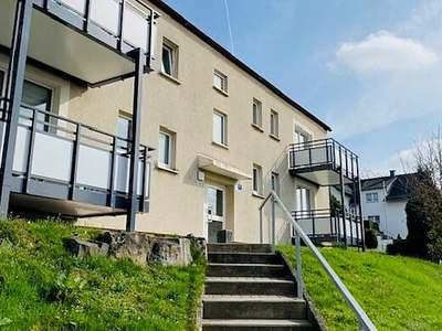 Ruhige Erdgeschosswohnung mit Balkon und guter Verkehrsanbindung !
