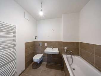 Geräumige Wohnung im Neubauerstbezug mit südseitiger Dachterrasse und zwei Bädern